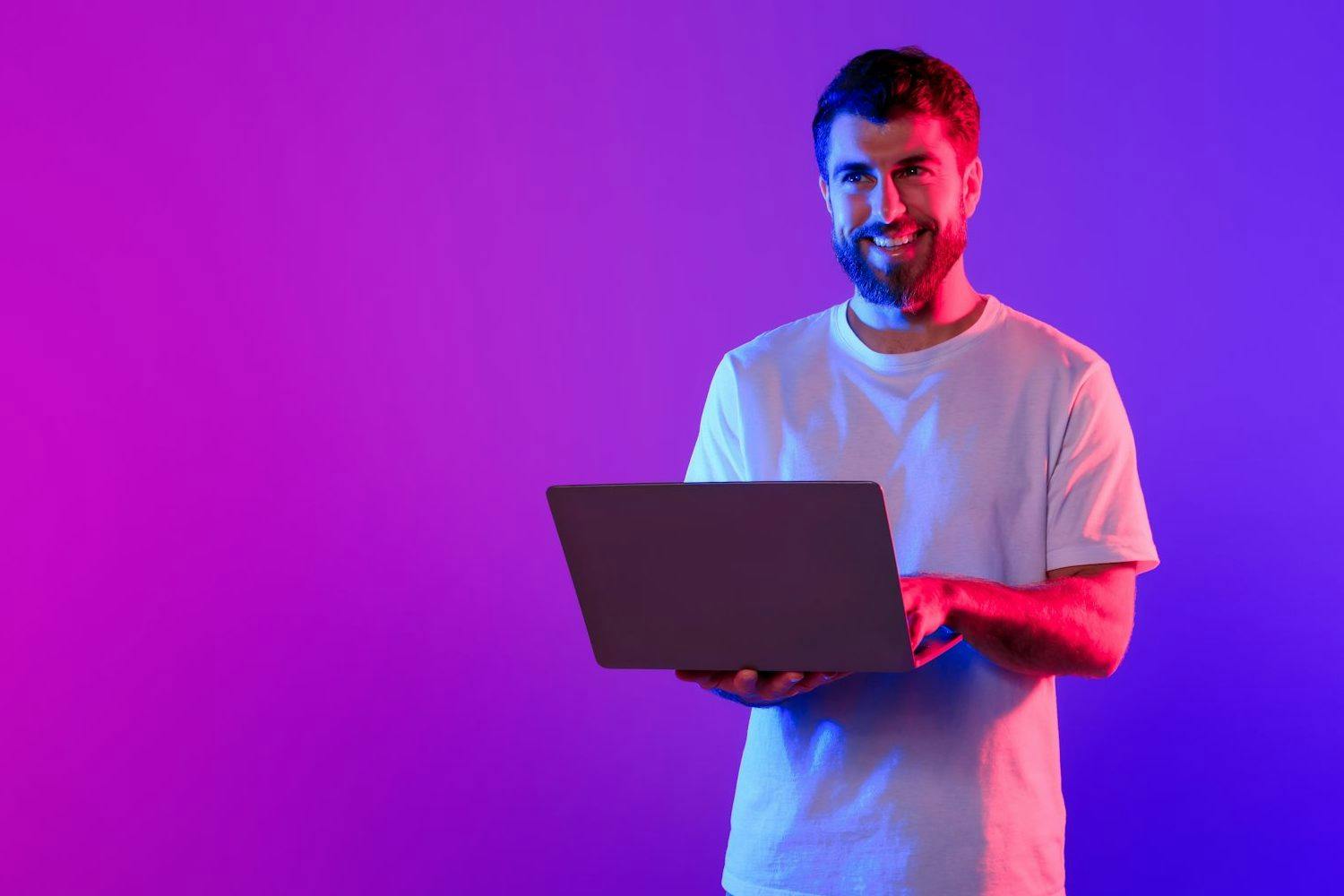 Laptop in purple light Nu kan du få gratis sikkerhedsopdateringer i Windows 10 frem til oktober 2026.